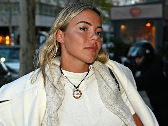 Archivo - Sergio Rico y Alba Silva salen de un restaurante donde han disfrutado de un almuerzo en pareja, a 13 de diciembre de 2023, en Madrid (España)