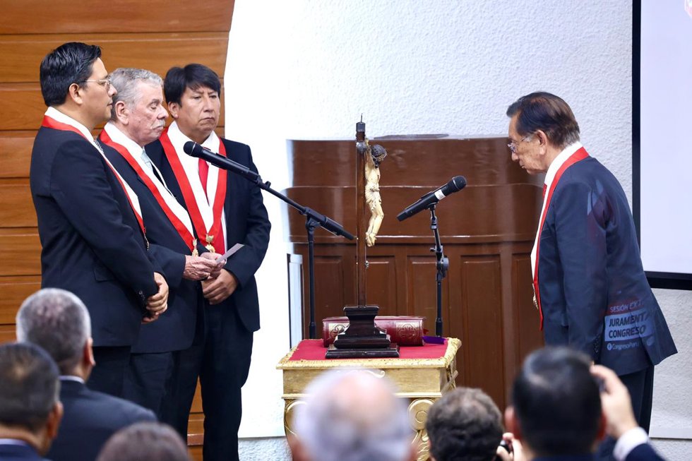 José María Balcázar, jura como presidente interino de Perú