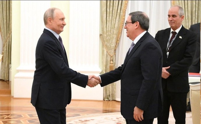 El presidente ruso, Vladimir Putin, recibe en Moscú al ministro de Exteriores de Cuba, Bruno Rodríguez