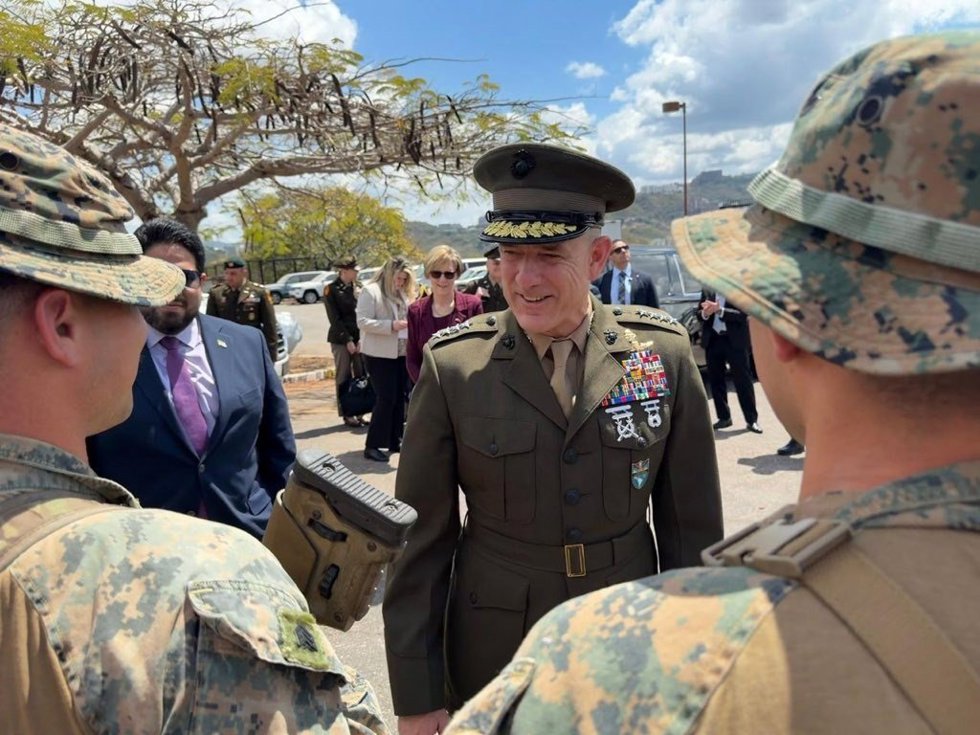 El jefe del Mando Sur de las FFAA de EEUU, el general Francis L. Donovan