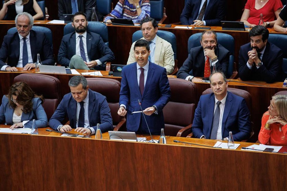 Archivo - El exconsejero de Educación y Universidades Emilio Viciana durante el pleno en la Asamblea de Madrid.