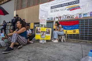Grupo de familiares de presos políticos permanecen en huelga de hambre, frente a la sede de la Policía Nacional Bolivariana (PNB), conocida como Zona 7, en Caracas