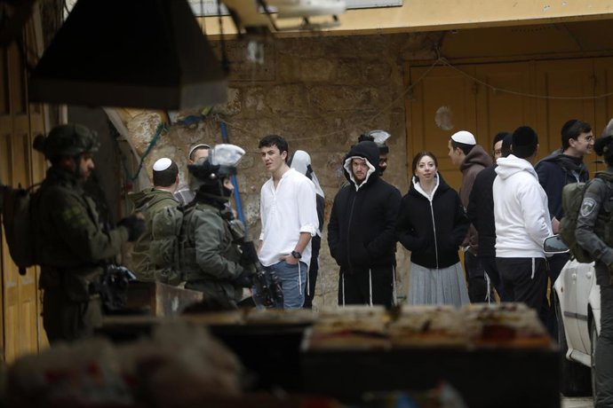 24 de janeiro de 2026, Hebron, Cisjordânia, Território Palestino: Soldados israelenses tomam medidas de segurança fechando pontos de entrada e saída durante uma invasão por colonos judeus, sob a proteção das forças israelenses, na área da Cidade Velha de 