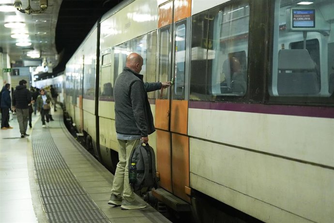 Archivo - Viajeros cogen un tren durante la primera jornada de la huelga ferroviaria, en la estación Plaza de Catalunya, a 9 de febrero de 2026, en Barcelona, Catalunya (España). 