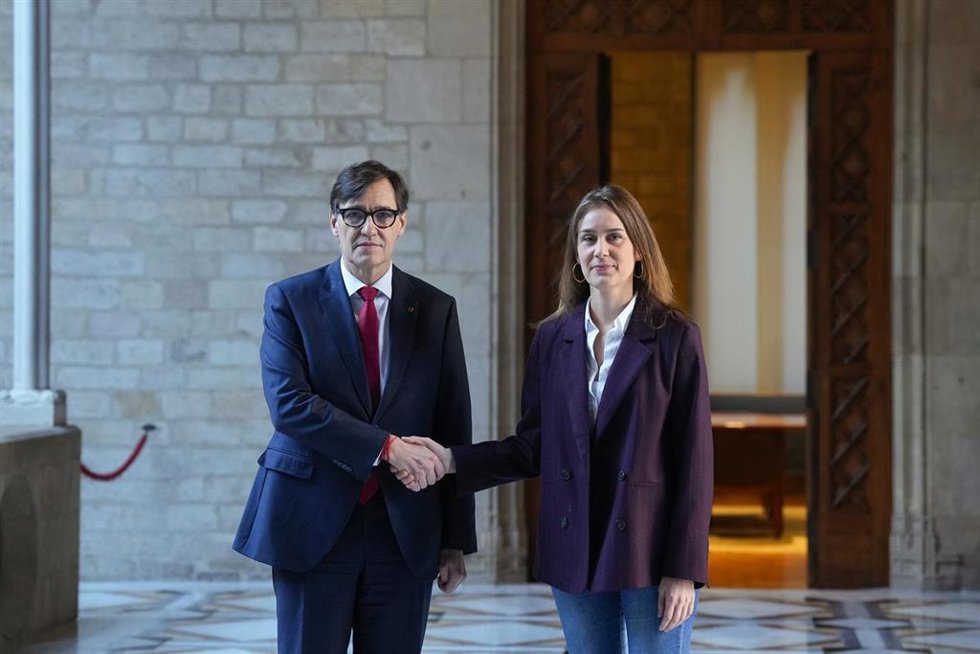 Archivo - El presidente de la Generalitat, Salvador Illa (I), con la líder de los Comuns en el Parlament, Jéssica Albiach (d)