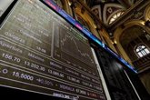 Foto: El Ibex 35 se aleja de su máximo histórico al caer un 0,16% en la apertura y situarse en los 18.169 puntos