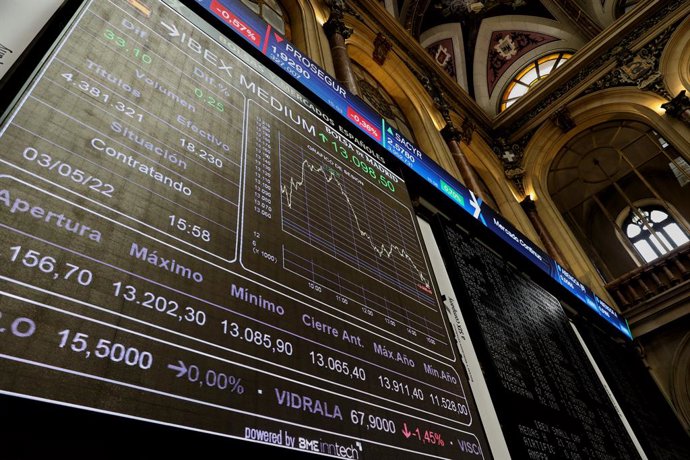Archivo - Un panel del Ibex 35 en el Palacio de la Bolsa, a 3 de mayo de 2022, en Madrid (España). 