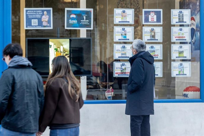 Una oficina de empresa inmobiliaria, a 19 de enero de 2026, en Madrid (España).  La compraventa de vivienda creció en noviembre del año pasado un 7,8% con respecto al mismo mes de 2024, según los datos de Transmisión de Derechos de la Propiedad publicados