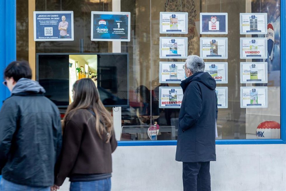 Una oficina de empresa inmobiliaria, a 19 de enero de 2026, en Madrid (España).  La compraventa de vivienda creció en noviembre del año pasado un 7,8% con respecto al mismo mes de 2024, según los datos de Transmisión de Derechos de la Propiedad publicad