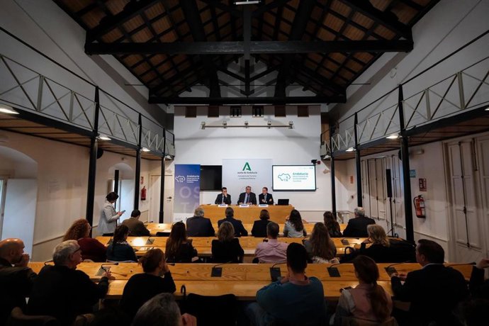 La FAMP y la Junta de Andalucía en la presentación de la campaña 'El Trato Andaluz'.