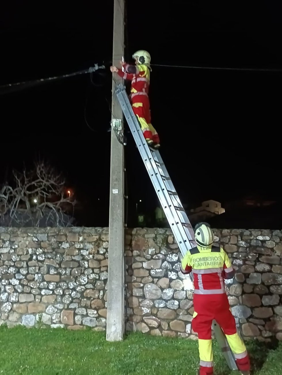Bomberos del 112 Cantabria en una actuación en Santa María de Cayón por unos cables descolgados