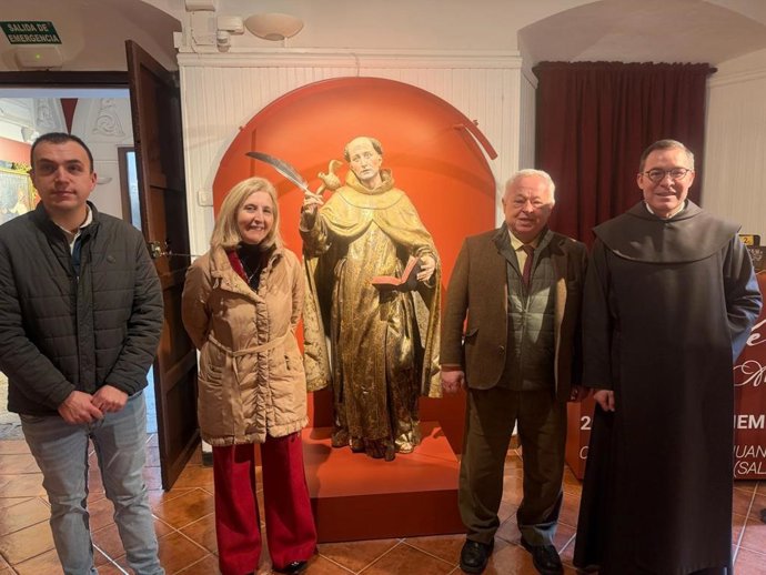 Santonja, (2 d), durante su visita a la muestra.