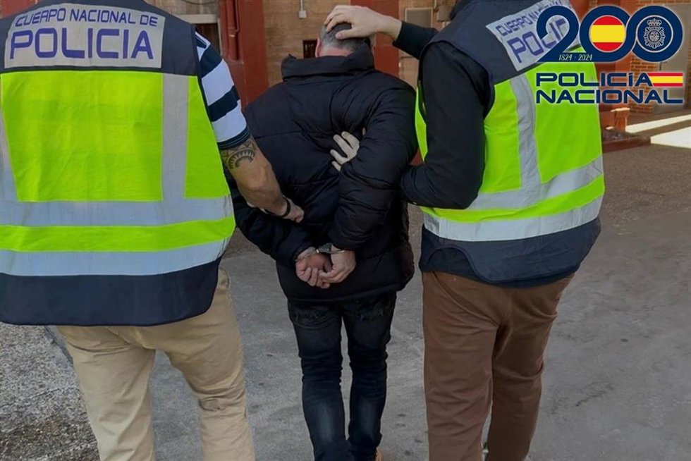 Agentes de la Policía Nacional trasladan al detenido tras su arresto por segunda vez en Almería.