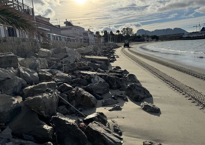 Imagen de piedras de contención aparecidas en la playa de Puente Mayorga de San Roque tras los últimos temporales.