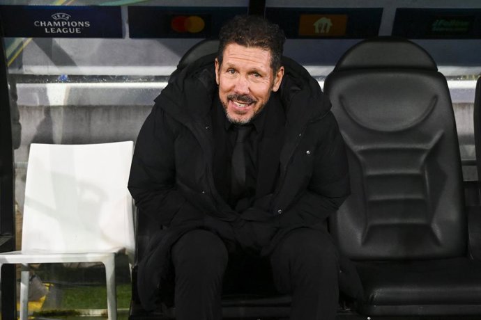 18 de fevereiro de 2026, Bruges, Bélgica: BRUGES, BÉLGICA - 18 DE FEVEREIRO: Simeone Diego Pablo, técnico do Atlético de Madrid, antes do início da partida da primeira mão da fase eliminatória da Liga dos Campeões da UEFA 2025/26 entre o Club Brugge e o A