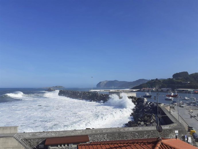 Archivo - Oleaje en Bermeo (Bizkaia).