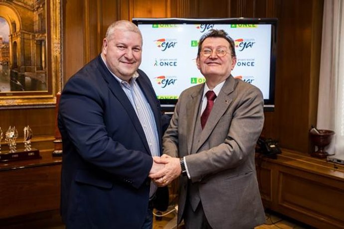 El director general de la ONCE, Ángel Sánchez, y el presidente de FEJAR, Gerardo Rodríguez.