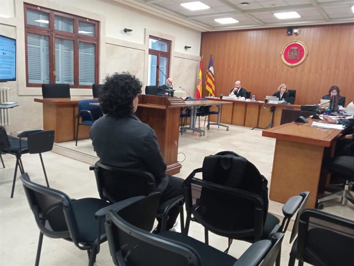 Un hombre niega haber violado a una menor con la excusa de ayudarle con los deberes: "Nunca la he forzado".