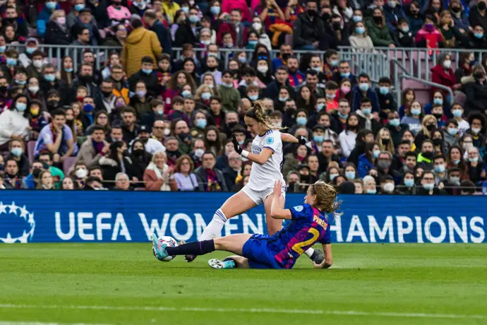 Athenea del Castillo e Irene Paredes pelean un balón en el FC Barcelona-Real Madrid de vuelta de cuartos de la Champions 21-22