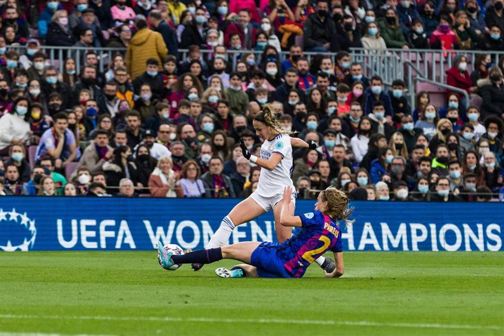Archivo - Athenea del Castilloe e Irene Paredes pelean un balón en el FC Barcelona-Real Madrid de vuelta de cuartos de la Champions 21-22