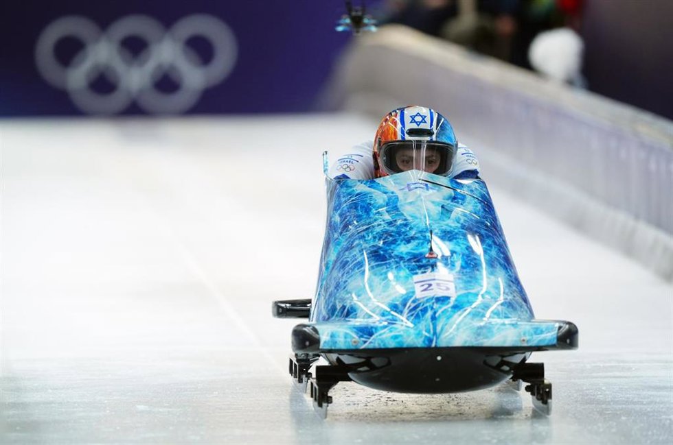 ARCHIVADO - 16 de febrero de 2026, Italia, Cortina D'ampezzo: El israelí Adam Edelman pilota en la prueba de bobsleigh masculino a dos, primera manga, en el Cortina Sliding Centre durante los Juegos Olímpicos de Invierno de Milán-Cortina 2026. Foto: And