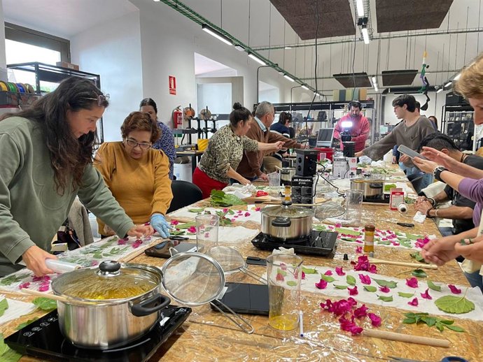 Participantes en el Laboratorio Textil Ecológico puesto en marcha por la Diputación de Badajoz.