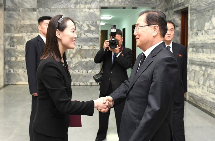 Archivo - June 12, 2019 - Paju, GYEONGGI, SOUTH KOREA - June 12, 2019-Paju, South Korea-In this photo, provided by the unification ministry, North Korean leader Kim Jong-un's sister, Kim Yo-jong shakes hands to Head of South Korean Presidential National S
