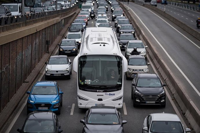 Archivo - Varios vehículos en la A6, a 19 de diciembre de 2025, en Madrid (España).