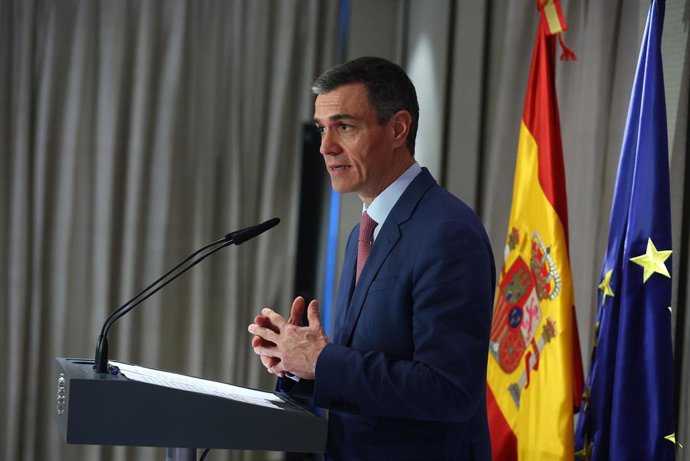 El presidente del Gobierno, Pedro Sánchez interviene durante un encuentro con empresarios españoles del sector de la IA, en la residencia del embajador de España en la República de la India.