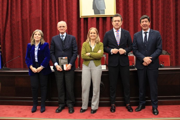Miembros del Consejo Económico y Social de España y de la Universidad de Sevilla, en la presentación del informe sobre la realidad migratoria, en un  acto celebrado en el Paraninfo.