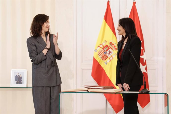 La presidenta de la Comunidad de Madrid, Isabel Díaz Ayuso, en la toma de posesión de la nueva consejera de Educación, Ciencia y Universidades, Mercedes Zarzalejo