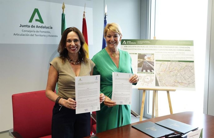 Archivo - Convenio firmado el pasado verano entre la consejera de Fomento, Rocío Díaz, y la alcaldesa de Huelva, Pilar Miranda.