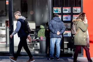 Una oficina de empresa inmobiliaria.