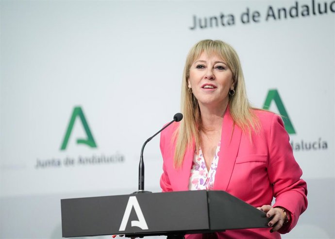 La consejera de Economía, Hacienda, Fondos Europeos y Diálogo Social y portavoz del Gobierno andaluz, Carolina España, interviene durante la rueda de prensa posterior al Consejo de Gobierno. A 11 de febrero de 2026, en Sevilla (Andalucía, España). 