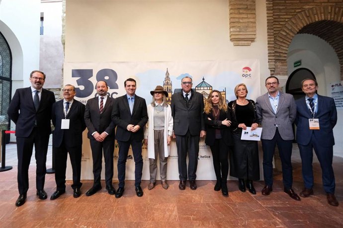 Bernal (5º dcha.), junto al resto de autoridades y responsables del Congreso Nacional de OPC que se celebra en Córdoba.