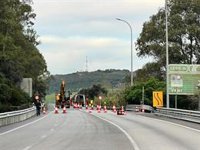 Habilitado un semáforo para reabrir provisionalmente al tráfico la N-340 en Vejer (Cádiz), afectada por el temporal