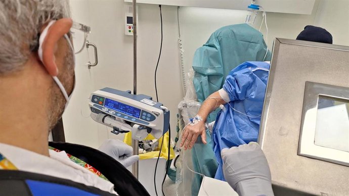 Profesional del Germans Trias administrando la nueva terapia.