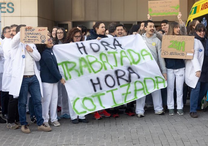 Varias personas durante una concentración, frente al Hospital Universitario de Móstoles, en la cuarta jornada de huelga general del sector médico, a 19 de febrero de 2026, en Madrid (España). Los profesionales médicos y facultativos de toda España están l