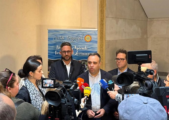 El presidente de la Diputación de Granada, Francis Rodríguez, atiende a los medios en Motril