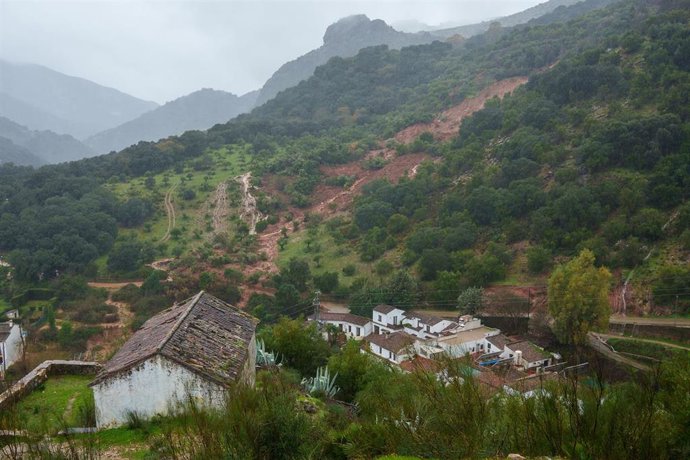 Imágenes de la zona desalojada de la Estación de Benaoján (Málaga)