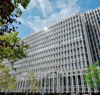 Archivo - Fachada del edificio de oficinas Castellana 91 en Azca, Madrid