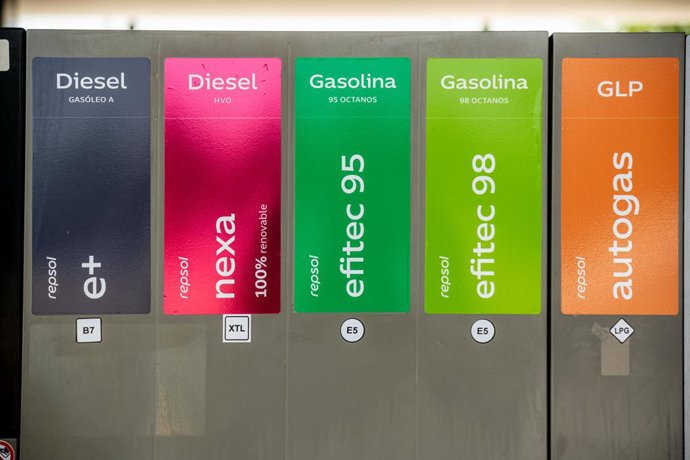 Archivo - Surtidores de combustible en la Estación de servicio Alfonso XIII de Repsol
