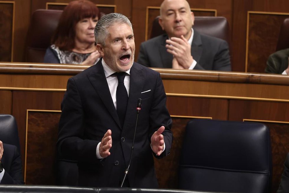 El ministro del Interior, Fernando Grande-Marlaska, interviene durante una sesión de control al Gobierno, en el Congreso de los Diputados, a 18 de febrero de 2026, en Madrid (España). El Gobierno se enfrenta a una nueva sesión de control en el Congreso 