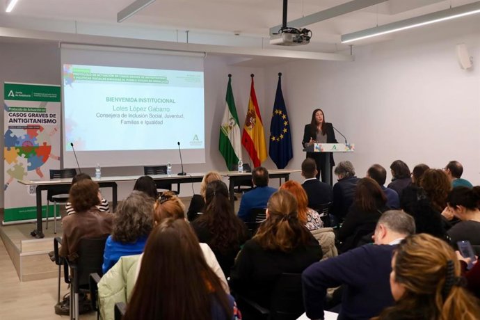 La consejera de Inclusión Social, Juventud, Familias e Igualdad, Loles López, ha inaugurado en Sevilla la jornada formativa sobre el Protocolo de Actuación en Casos Graves de Antigitanismo.
