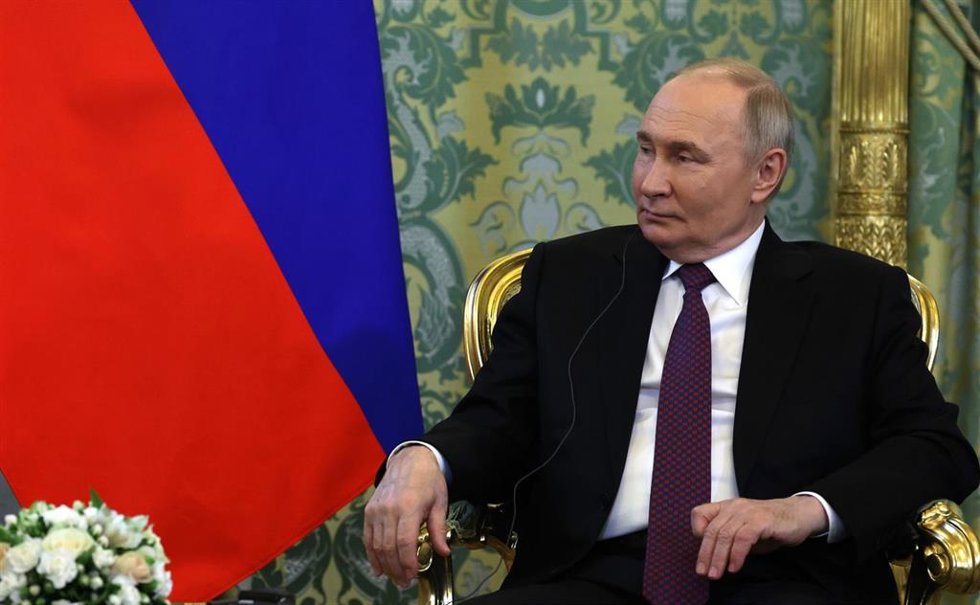 Archivo - El presidente de Rusia, Vladimir Putin, durante una reunión oficial con un alto cargo de los rebeldes hutíes de Yemen en el Kremlin (archivo)