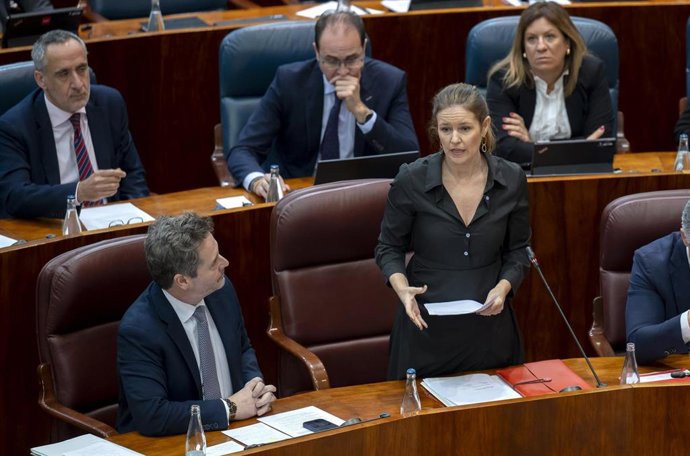 La Consejera de Familia, Juventud y Asuntos Sociales, Ana Dávila-Ponce de León, durante un pleno en la Asamblea de Madrid, a 5 de febrero de 2026, en Madrid (España).