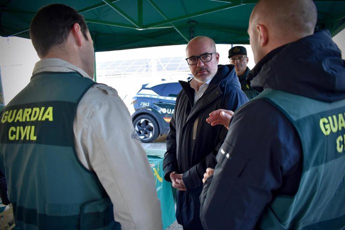 Visita del delegado del Gobierno en Madrid, Francisco Martín, a los Equipos ROCA en El Molar