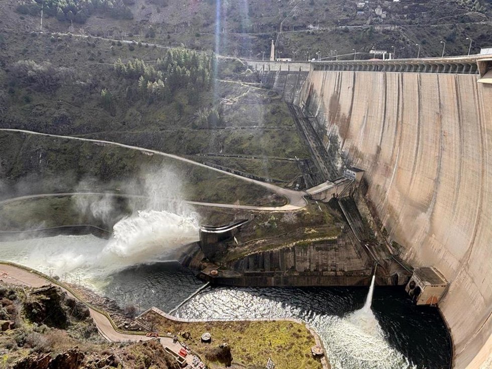 Un embalse soltando agua tras las lluvias