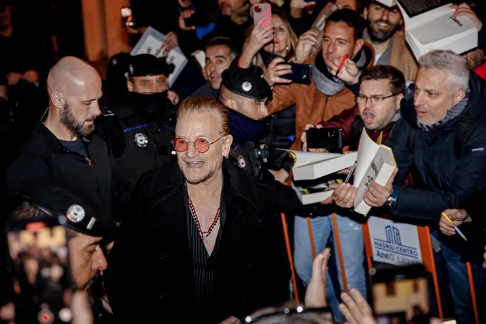 Archivo - El cantante Paul David Hewson, conocido como Bono, a su llegada al Teatro Coliseum para la presentación de su libro ‘Surrender, 40 Songs, One Story’, a 28 de noviembre de 2022, en Madrid (España). Como su título indica, ‘Surrender: 40 Songs, One