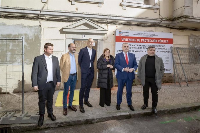 La presidenta de Cantabria, María José Sáenz de Buruaga, entre otras autoridades, en el inicio de las obras de rehabilitación de un edificio en Torrelavega para la construcción de 12 viviendas de alquiler asequible